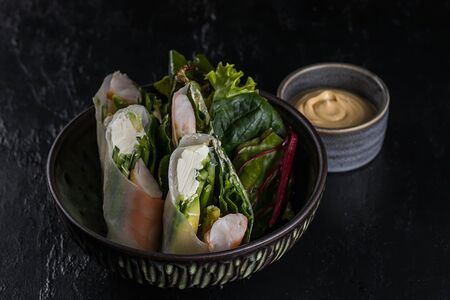 Вьетнамский спринг-ролл с цыпленком