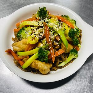 Соба с курой и соусом терияки