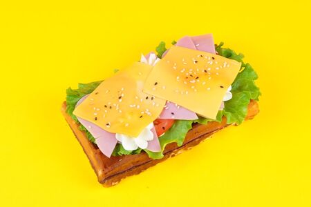 Бельгийская вафля с ветчиной и творожным сыром
