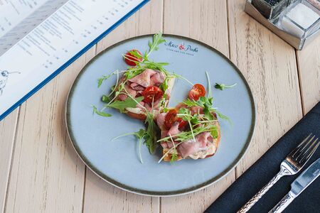 Брускетта с ростбифом