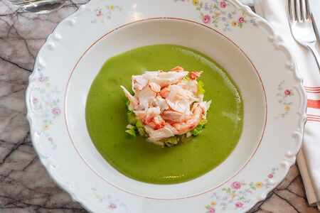 Зеленый гаспачо с дальневосточным крабом