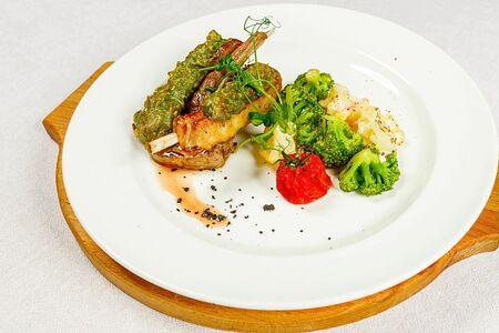 Каре ягненка с перечным соусом