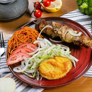 Шашлык из свинины с гарниром