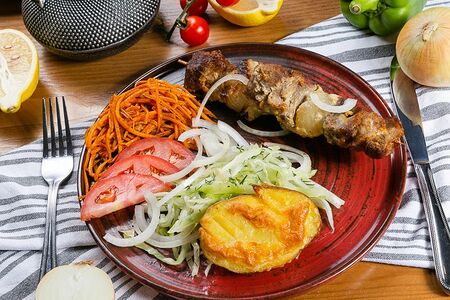 Шашлык из свинины с гарниром