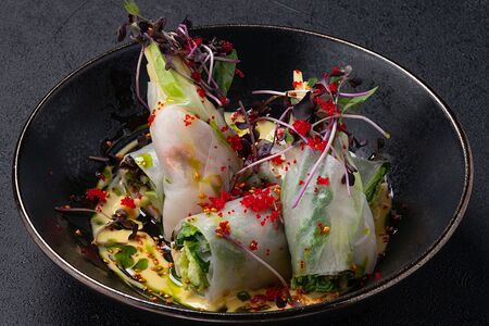 Нэм с тигровыми креветками и манго