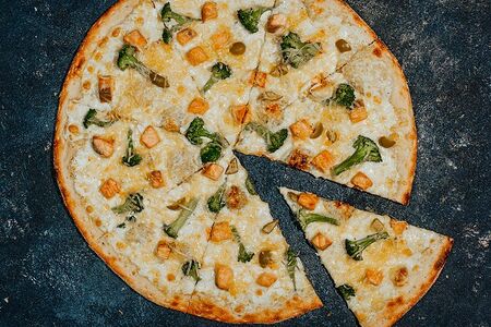 Пицца с сёмгой, брокколи и каперсами