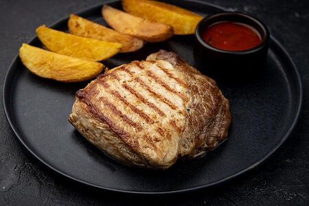Стейк cвинoй с соусом ачемчури