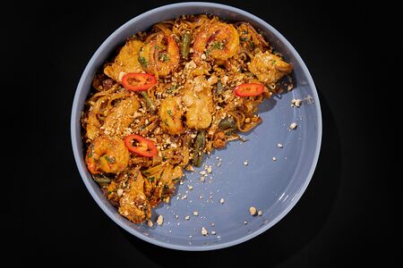 Пад-тай с креветками, яйцом, курицей, орешками кешью и соусом тамаринд