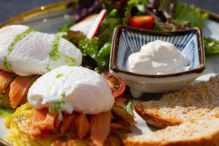 Драники с семгой и яйцом пашот