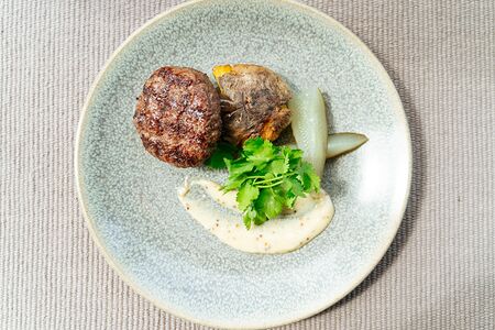 Бифштекс из мраморной говядины с картофелем из печи