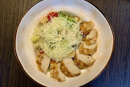 Салат Цезарь с курицей