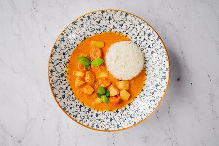 Красный карри с цыпленком и ананасами