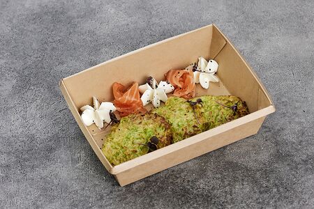 Оладьи из кабачков с лососем и землей из маслин