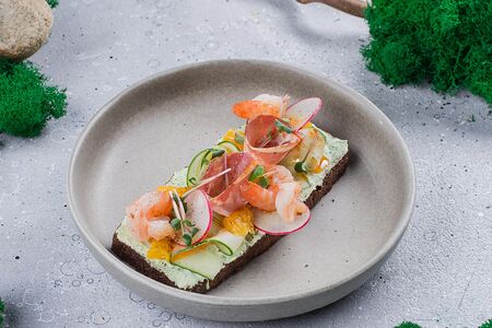 Сморреброд с креветками, вяленым окороком и кремом из шпината