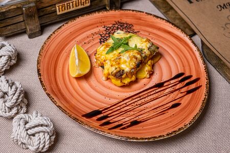 Треска запеченная с грибами и картофелем