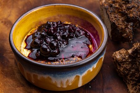 Запеченный камамбер с вареньем