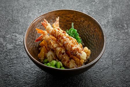 Боул с тигровыми креветками в темпуре и сливочным унаги