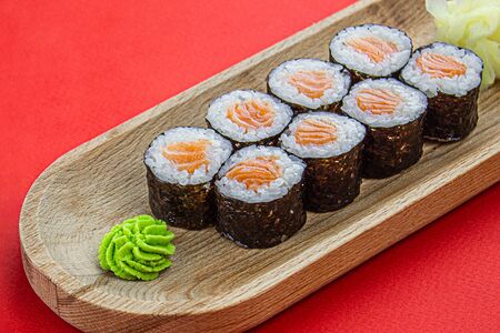 Ролл Маки с лососем