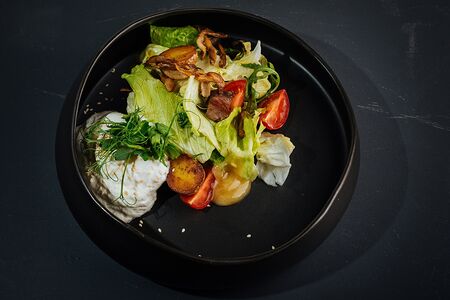 Салат с говядиной, вешенками и муссом и голубого сыра