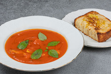 Томатный суп с орзо и дорадо