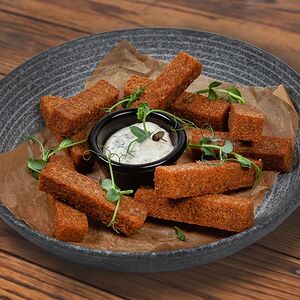 Ржаные гренки с чесночным соусом