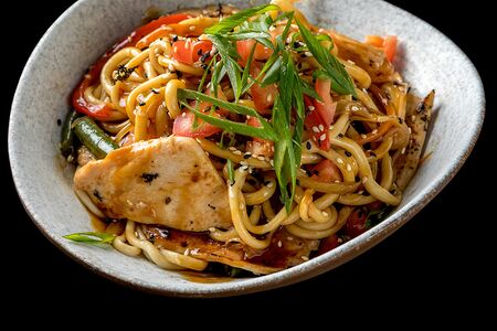 Удон с курицей и овощами