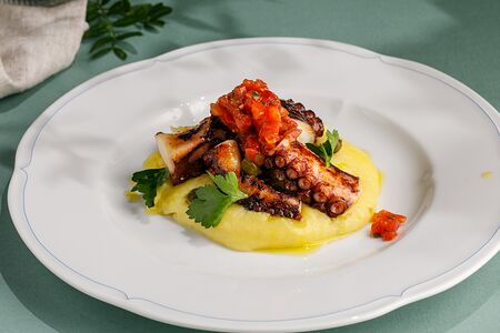 Осьминог с сальсой из печеных перцев и томатов