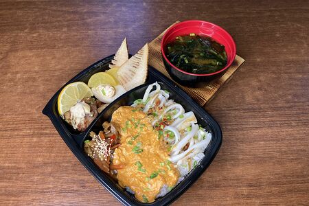 Бенто с кальмарами под соусом Том Ям и мисо супом