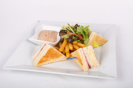 Сэндвич с ветчиной, курицей и картофелем фри