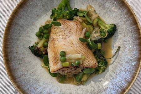 Палтус с картофельным пюре, зелёным горошком, луком-пореем и шалфеем