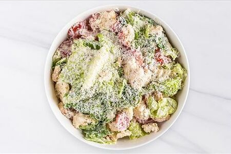 Салат Цезарь с курицей