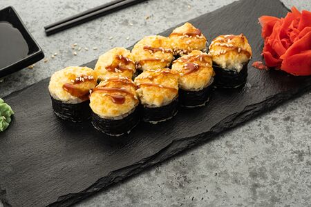 Запечённый мини с угрём в спайсе соусе