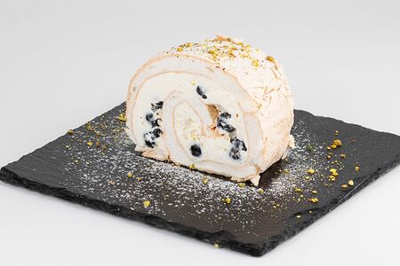 Меренговый рулет с голубикой