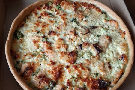 Киш с красной рыбой и брокколи