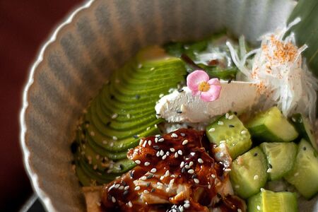 Поке с копчёным угрем, сливочным сыром и водорослями чука