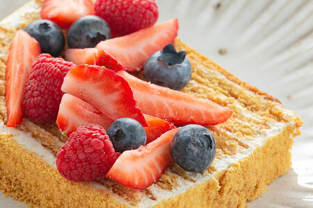 Медовик со свежими ягодами