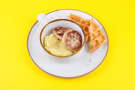 Котлетки из индейки с картофельным пюре