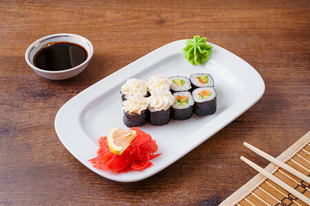 Ролл сливочный с лососем и огурцом