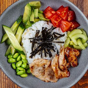 Поке с обжаренной курочкой