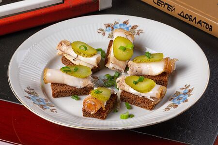 Бутерброды с копчёным салом