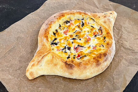 Хачапури по-аджарски с сыром, томатом и базиликом