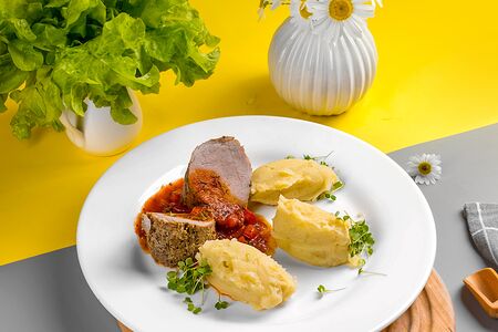 Буженина домашняя с томатным соусом и картофельным пюре