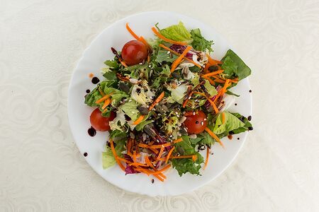 Салат Микс с черри и базиликом