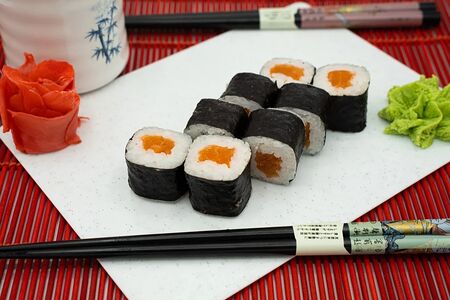 Мини ролл с лососем