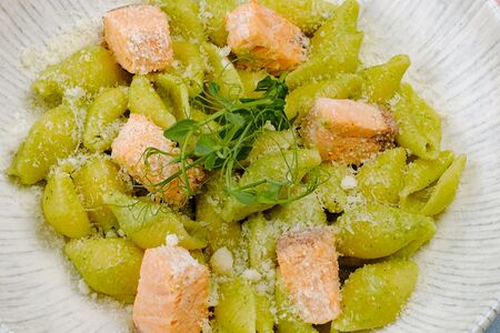 Конкилье с лососем