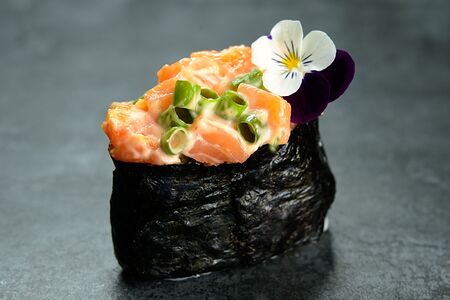 17. Гункан копченый лосось, лук, спайси