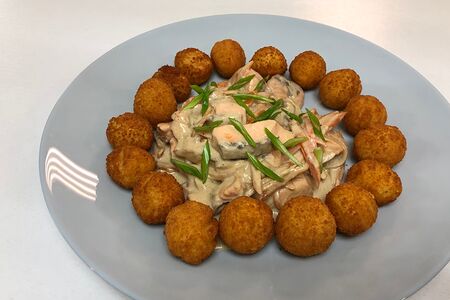 Семга в сливочном соусе с картофельными шариками