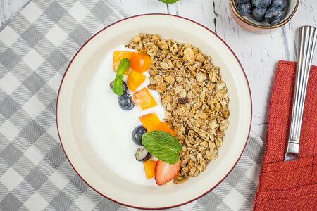 Гранола с йогуртом и свежими ягодами