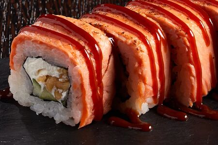 Опаленный ролл с лососем