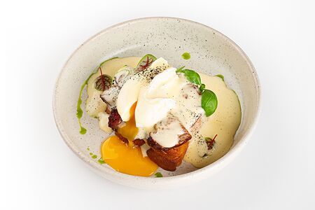 Бенедикт на бриоши с пастрами из говядины